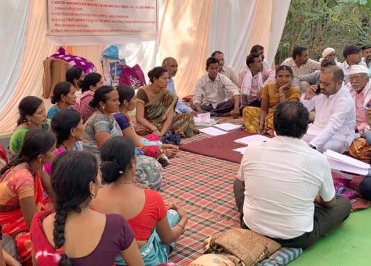 काँग्रेसच्या जिल्हाध्यक्षांनी घेतली उपोषणकर्त्या महिलांची भेट