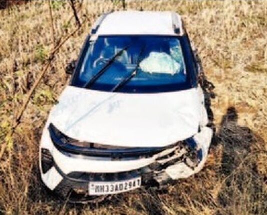 पोलिसांचे वाहन आणि कारमध्ये समोरासमोर टक्कर, सहा जखमी