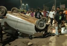 रस्त्यालगतच्या कठड्यांना धडकून फिल्मी स्टाईल उडाली भरधाव कार