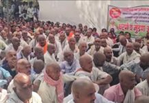 शेतकऱ्यांच्या मुंडण आंदोलनाने दणाणले जिल्हाधिकारी कार्यालय