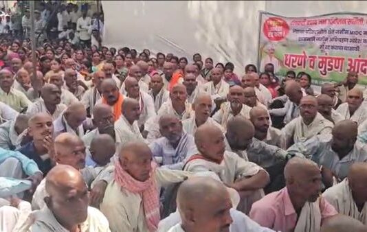 शेतकऱ्यांच्या मुंडण आंदोलनाने दणाणले जिल्हाधिकारी कार्यालय