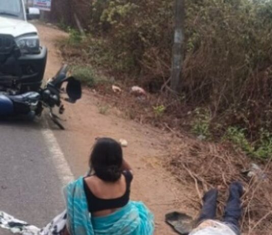 स्कॅार्पिओच्या धडकेत दुचाकीस्वार पती ठार, पत्नी गंभीर जखमी