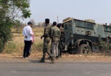 सी-60 जवानांच्या बॅाम्बरोधक बुलेटप्रुफ वाहनाला टिप्परची धडक