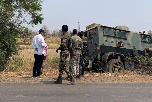 सी-60 जवानांच्या बॅाम्बरोधक बुलेटप्रुफ वाहनाला टिप्परची धडक