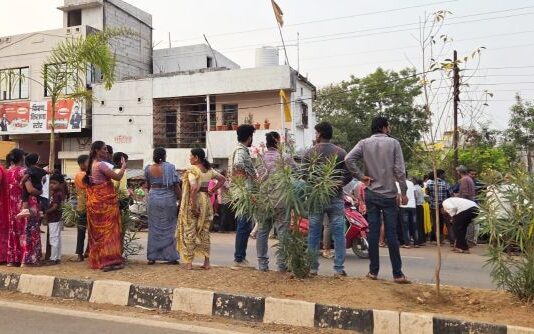 डोळ्यात मिरची पावडर फेकून छातीत खुपसला धारदार किकरा