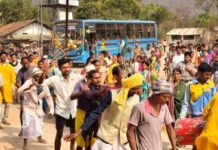 पहिल्यांदा गावात पोहोचली बस, लोकांकडून वाजतगाजत स्वागत