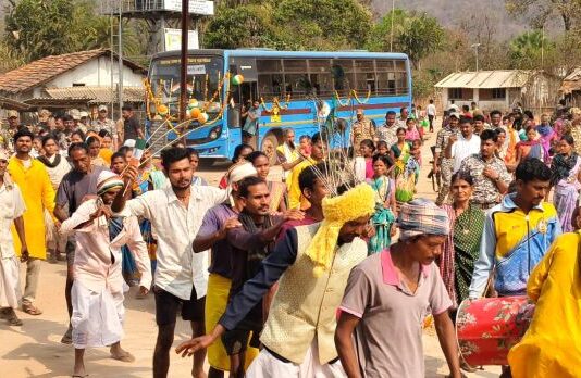 पहिल्यांदा गावात पोहोचली बस, लोकांकडून वाजतगाजत स्वागत