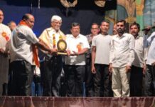 नाट्य क्षेत्रात कार्य करणाऱ्या मान्यवरांचा येरंडीत सत्कार