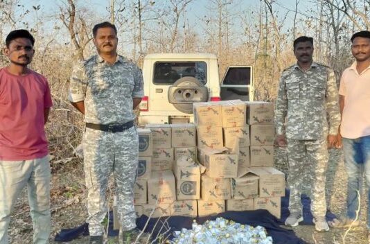 3.44 लाखांची दारू सोडून चालकाने काढला जंगलात पळ