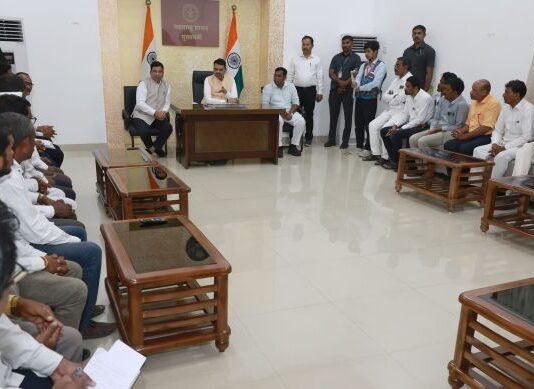 उद्योगांसाठी जमीन घेताना योग्य मोबदला व पुनर्वसनाची हमी