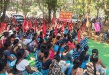 कामाचा मोबदला मागण्यासाठी अंगणवाडीच्या महिला रस्त्यावर