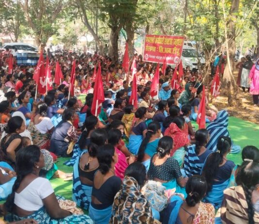 कामाचा मोबदला मागण्यासाठी अंगणवाडीच्या महिला रस्त्यावर