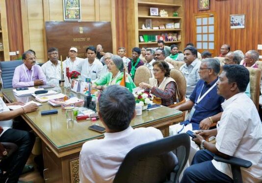 आदिवासी अधिकार राष्ट्रीय मंचाने घातले केंद्रीय मंत्र्यांना साकडे