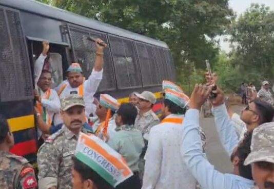 वडसा-अर्जुनी मार्गाच्या दुरुस्तीसाठी आमदारांच्या नेतृत्वात ‘रास्ता रोको’