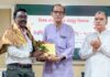विश्व संवाद केंद्राच्या वतीने अविनाश भांडेकर यांचा सन्मान