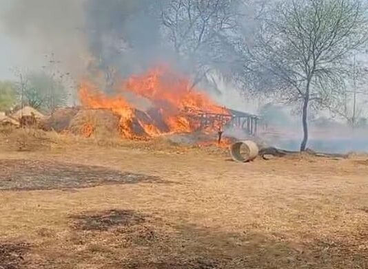 फोकुर्डीतील आगीत शेतकऱ्याचे धान आणि मका जळून खाक