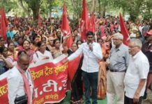 कोरोना भत्त्यासाठी अंगणवाडीच्या महिला व आशा वर्करची निदर्शने