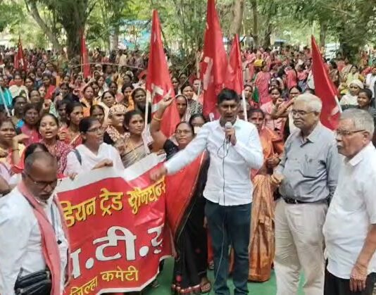 कोरोना भत्त्यासाठी अंगणवाडीच्या महिला व आशा वर्करची निदर्शने