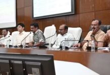 रस्त्यांवरील अपघात रोखण्यासाठी विविध उपाययोजनांवर बैठकीत चर्चा
