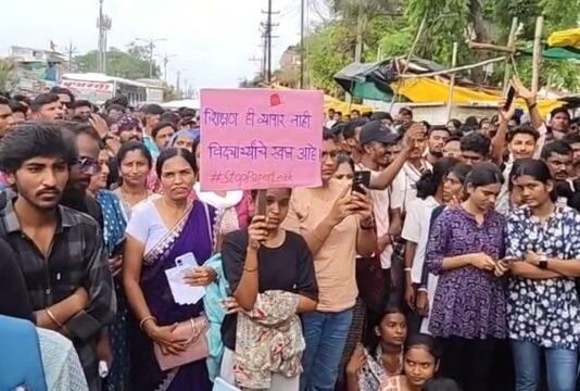 नीट पेपरफूटप्रकरणी गडचिरोलीत सलग दुसऱ्याही दिवशी निदर्शने