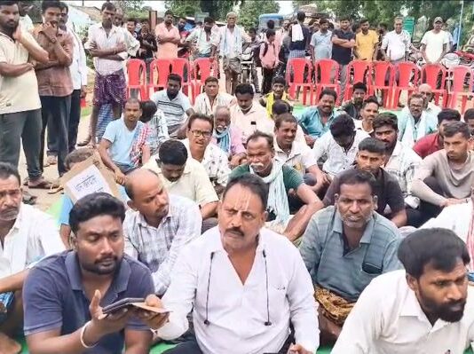 उद्दिष्ट संपल्याचे सांगत धान खरेदी बंद, शेतकऱ्यांचा हायवेवर ठिय्या