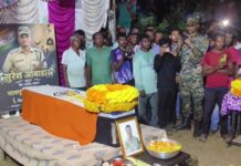 शहीद जवान सुरेश आंबाडारला गावकऱ्यांकडून साश्रुनयनांनी निरोप