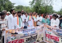 स्मार्ट मीटरची सक्ती रद्द करा, चामोर्शीत काँग्रेसचा धडक मोर्चा