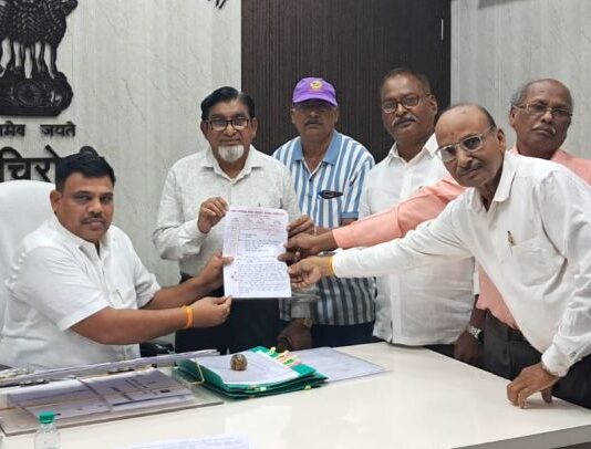 रस्त्याच्या कडा भरण्यासाठी जेष्ठ नागरिकांची प्रशासनाकडे धाव