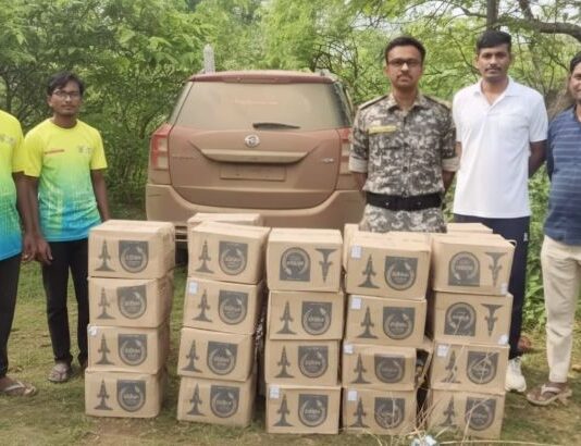 सिनेस्टाईल पाठलाग करत जंगलात पकडले दारूने भरलेले वाहन