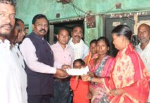 हत्तीच्या हल्ल्यातील मृत शेतकऱ्याच्या कुटुंबियांची मा.खा.नेतेंनी घेतली भेट