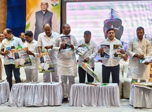 खा.डॉ.नामदेव किरसान यांच्या वतीने 5 हजार विद्यार्थ्यांना पुस्तकांचे वितरण