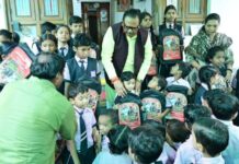 आ.धर्मरावबाबा आत्राम यांच्यातर्फे विद्यार्थ्यांना शैक्षणिक साहित्य वाटप