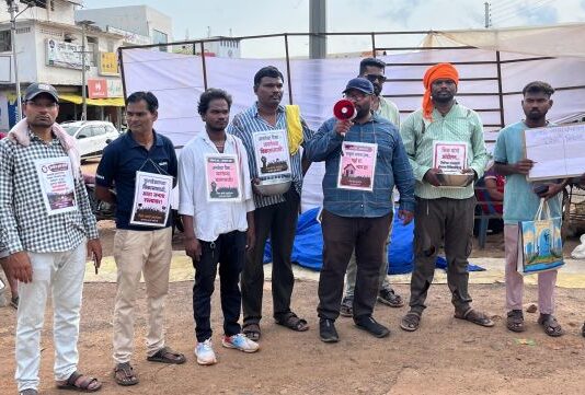 नगर पंचायतच्या अव्यवस्थेविरोधात कुरखेड्यात भिक मांगो आंदोलन