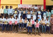 लॉईड्स मेटल्स आणि फाऊंडेशनच्या वतीने शालेय पाठ्यपुस्तकांचे वितरण