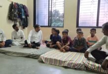 कारवाफा आश्रमशाळेतील विद्यार्थी पलंगांअभावी झोपतात जमिनीवर