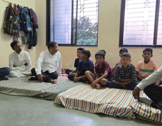 कारवाफा आश्रमशाळेतील विद्यार्थी पलंगांअभावी झोपतात जमिनीवर
