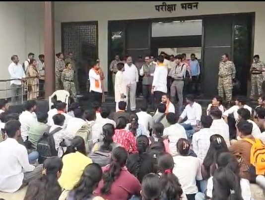विद्यार्थ्यांच्या विविध प्रश्नांसाठी गोंडवाना विद्यापीठावर आंदोलन