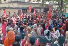 2 हजारांवर महिलांचे ‘लाल वादळ’ धडकले गडचिरोली पोलीस स्टेशनवर