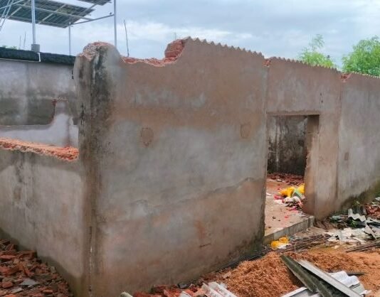 आरमोरीतील अवैध दारूसाठ्याचे गोदाम पोलिसांच्या पुढाकाराने पाडले
