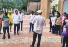 सोडे येथील शासकीय आश्रमशाळेला विश्वजीत कोवासे यांची सदिच्छा भेट विद्यार्थ्यांशी संवाद साधताना अॅड.विश्वजित कोवासे
