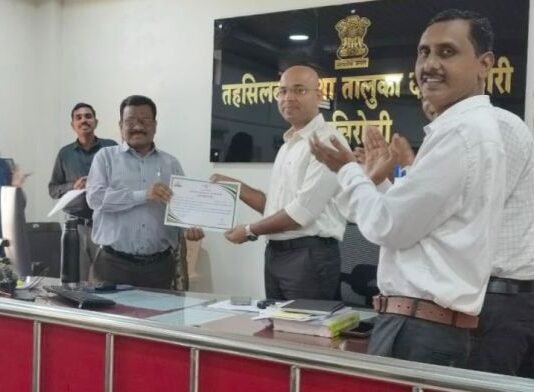 महसूल दिनानिमित्त उत्कृष्ट सेवा देणाऱ्या अधिकारी-कर्मचाऱ्यांचा गौरव