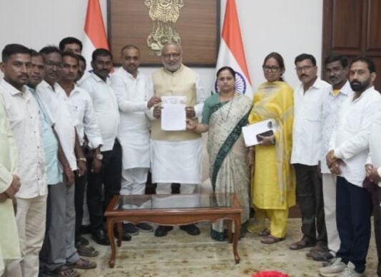 जमिनी वाचविण्यासाठी गडचिरोलीचे शेतकरी पोहोचले दिल्ली दरबारी