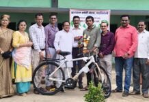 गडचिरोली ते केदारनाथ सायकल प्रवास, निलेश गुरनुलेंना सायकलची भेट