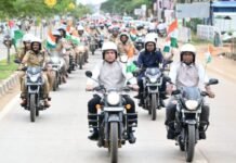 तिरंगा बाईक रॅलीत मोटरसायकलवर स्वार झाले सहपालकमंत्री जयस्वाल