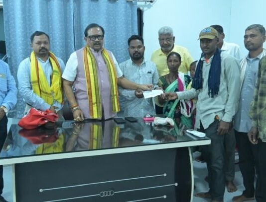 आ.धर्मरावबाबा आत्राम यांच्याकडून दीपिकाच्या कुटुंबाला 1 लाखाची मदत
