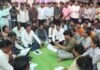 आदिवासी विद्यार्थ्यांच्या आंदोलनाला गडचिरोलीच्या नेतेमंडळींची भेट