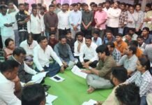 आदिवासी विद्यार्थ्यांच्या आंदोलनाला गडचिरोलीच्या नेतेमंडळींची भेट