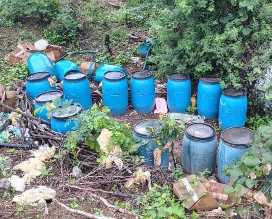शेतात लावलेल्या हातभट्ट्यांवर धाडी, सडव्यासह 5.40 लाखांचा माल नष्ट