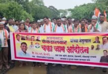 इंदाराममध्ये काँग्रेसचा चक्काजाम; रस्त्यावरच्या खड्ड्यात धान रोवणी !