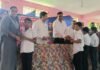 शिक्षक वडिलांच्या स्मृतींना अनोखी मानवंदना; 350 जणांना पेनची भेट
